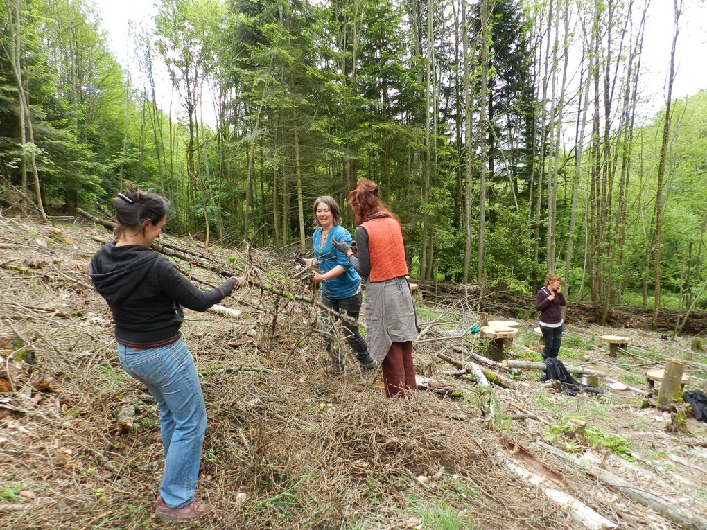 Chantier mai 2013, ossature bois du pignon et pare-pluie; reprise définitive du sous-plancher, scène, ossature bar, aménagements du théâtre de verdure et andins au paradis.. 