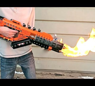 ZaziNombies reproduit le "Purifier" , le lance flamme de "call of duty" avec des Légos.....