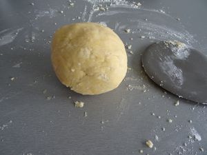 Mélangez la farine et le sel, ajoutez le beurre froids en petits morceaux. Sablez en frottant entre les mains sans écraser.  Ajoutez le sucre glace et l’oeuf. Mélangez à la spatule pour obtenir une pâte homogène.  Déposez la pâte dans du film alimentaire et laisser reposer idéalement jusqu’au lendemain et au minimum 2h.