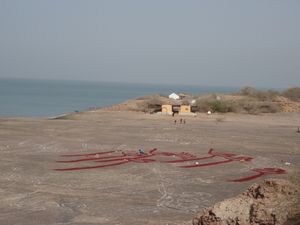 Land art - Réalisation d'un tapis géant avec le sable coloré de l'île