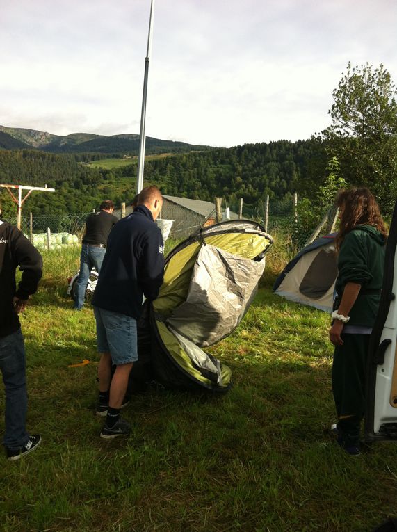 Dur , dur.... Non, non , Dylan n'a pas passé la nuit sur la mob ! Et pendant ce temps , on range le campement et Hervé fait de la couture au fil de fer;! 