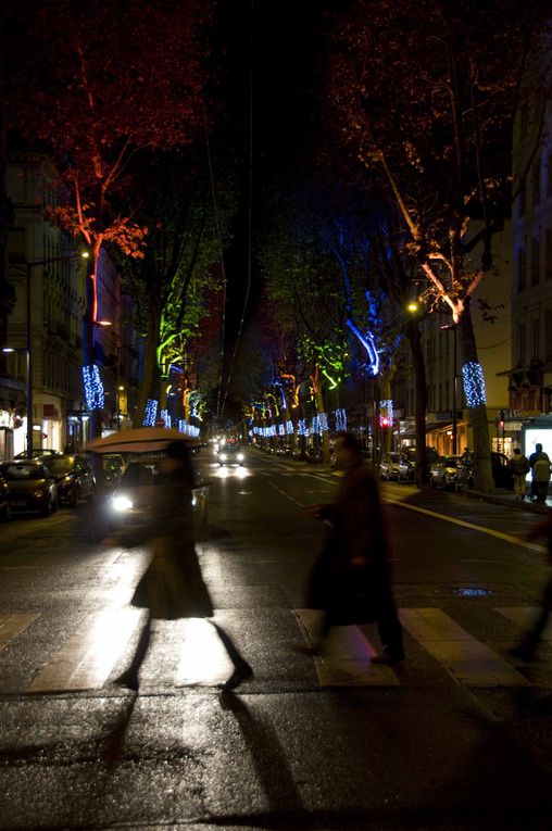 J'ai toujours aimé me promener la nuit dans les villes pour admirer les batiments éclairés, pour ecouter le silence dans un lieu souvent très bruyant, ressentir des choses imperceptibles le jour.