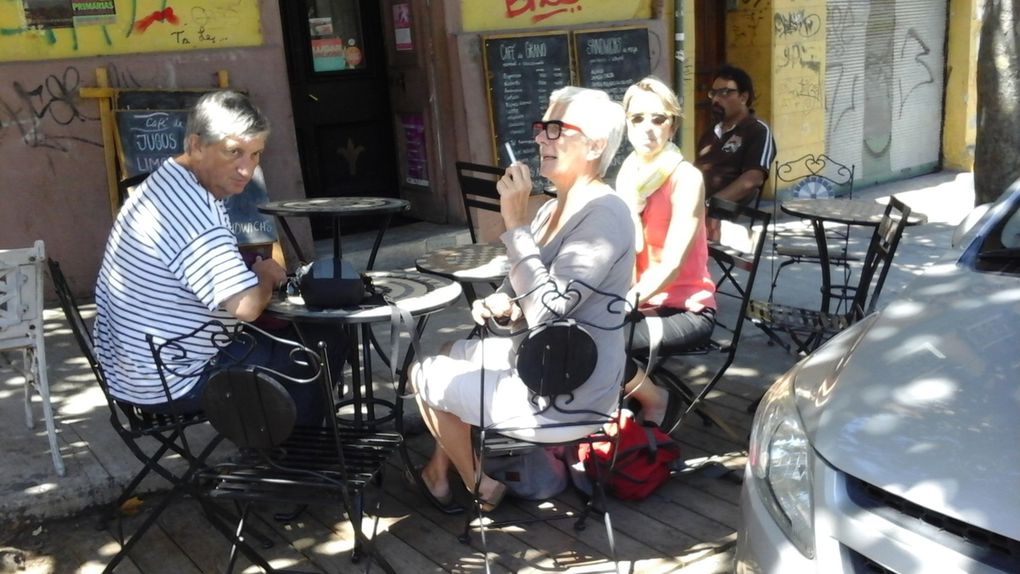 Valparaiso, vue du port du Cerro Artilleria, les rues en pentes et l'ascenseur Reine Victoria, librairie avec un exemplaire de Charlie Hebdo.... Le street art, danse et clown sur le port...Le café République et son sympathique patron !