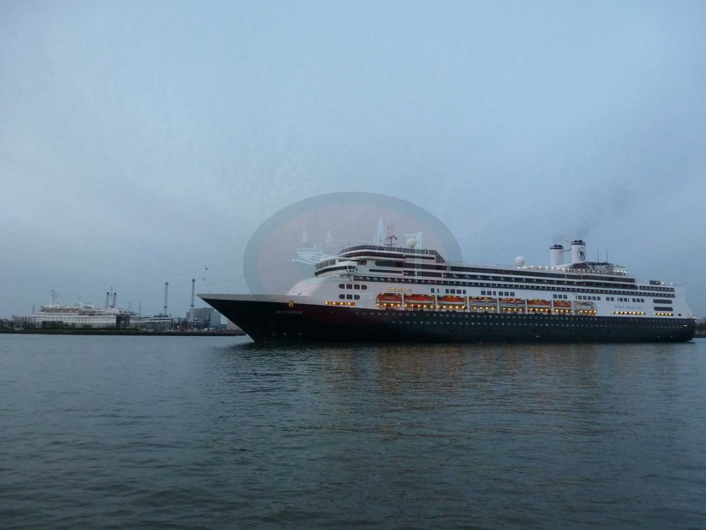 Bienvenue à Rotterdam, le plus grand port Européen ! Cette ville très dynamique de 634 253 habitants se situe sur la Meuse. Son port s'étend d'ailleurs sur 42km de berges où plus de 400MT y sont traitées chaque année dont 12M d'EVP faisant de Rotterdam le 8° port au Monde.