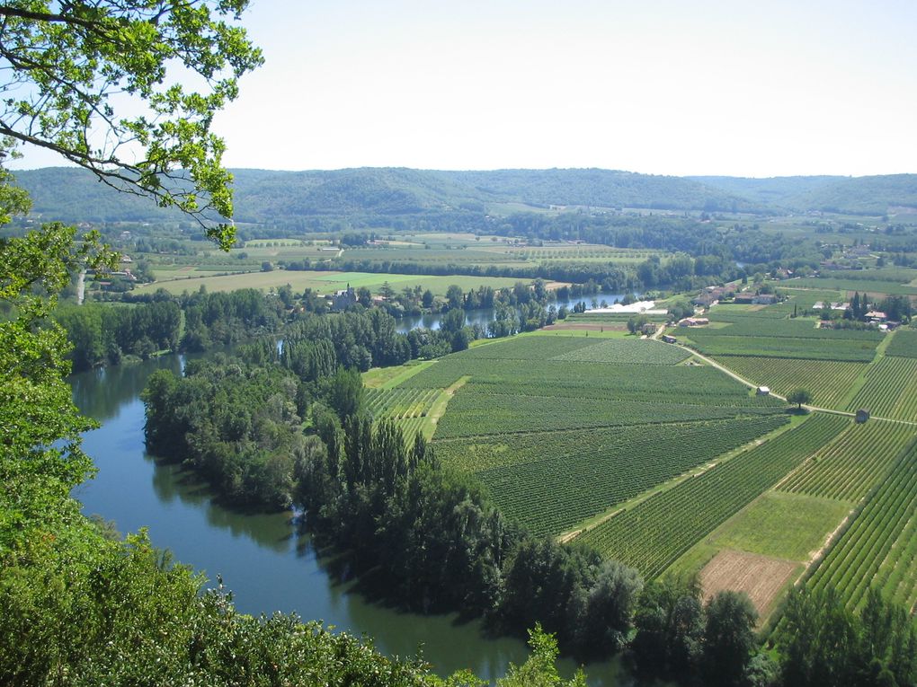 Villages bâtis dans la roche (Rocamadour), ou à même le rocher (St-Cirq Lapopie), le Lot sinueux, la propriété du Prince du Danemark (le château de Caïx). Une région magnifique...