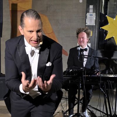 Kabarettabend der Biathlonfreunde Mainfranken in der Veitshöchheimer Grundschul-Aula: Weihnachten mit Streckenbach & Köhler – ein Abend zwischen Eskalation und Besinnlichkeit