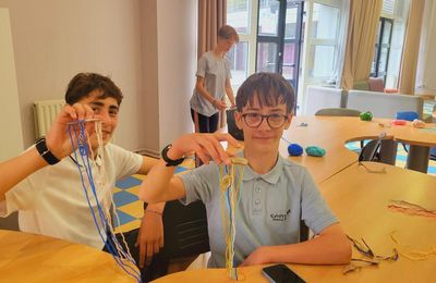 Atelier convivial autour des bracelets brésiliens pour les élèves internes