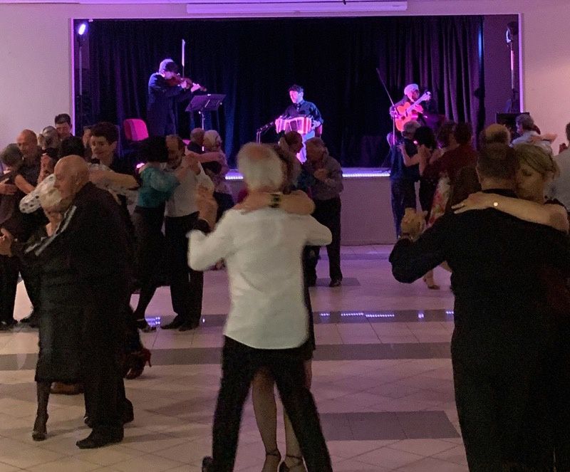 L'orchestre de Fernando Maguna et les premières images de la milonga du samedi soir  