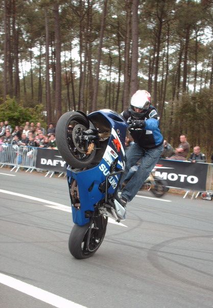 fête de la moto à TARNOS, stunt, weeling et figures diverses de l'écossais Carmichael et de "lève ta roue" (local)  