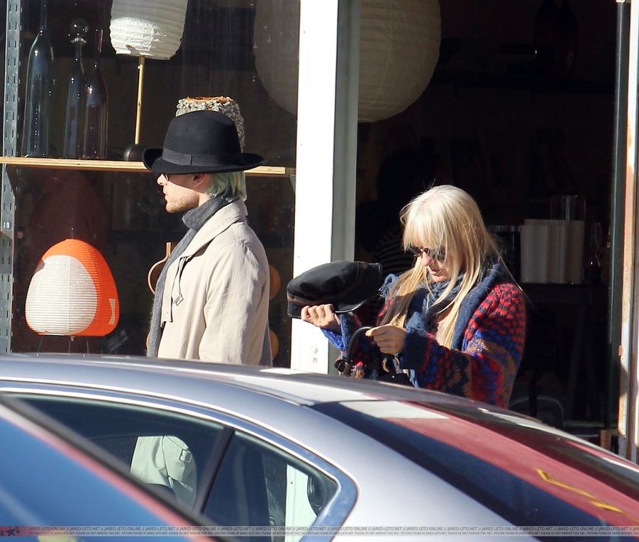 Album - Jared-shopping-in-LA---24-Dec-2010