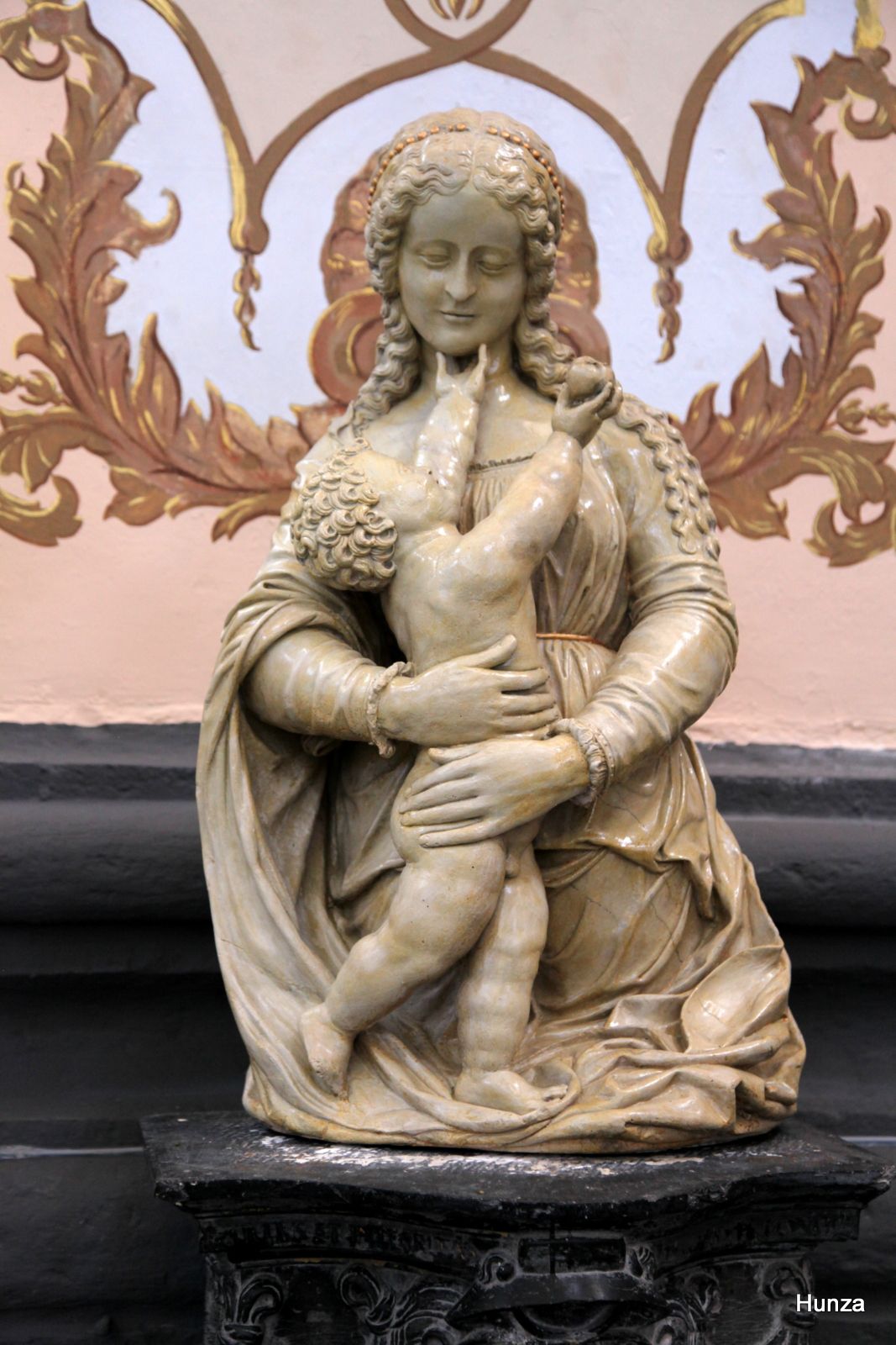 Statue de la Vierge à l'Enfant dans l'église Saint-Martin de Saint-Amand les Eaux