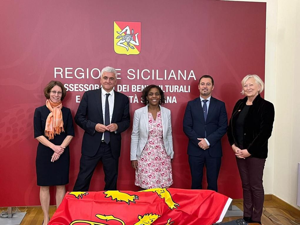 Photo 1 – De gauche à droite : Claire Thuaudet Conseillère culturelle à l’Ambassade de France à Rome, Hervé MORIN, Président de la Région Normandie, Lise MOUTOUMALAYA, Consule générale de France à Naples, Francesco Paolo SCARPINATO, Conseiller régional pour le patrimoine culturel et l’identité sicilienne, Catherine MORIN-DESAILLY, conseillère régionale et sénatrice  Photo 2 : Entretien avec Gaetano GALVAGNO, Président de l’Assemblée régionale sicilienne crédits (c) Région Normandie