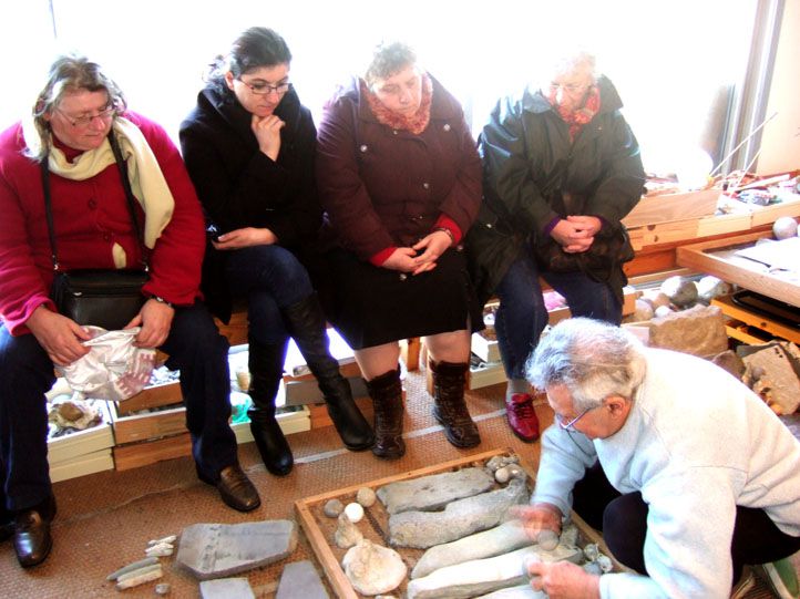 visite à l'atelier où Emmanuel Dilhac nous fera entendre des compositions sonores qu'il a créées en s'appuyant sur les objets naturels choisis pour leur sonorité. Son abondante oeuvre plastique est aussi un travail sur et avec la nature