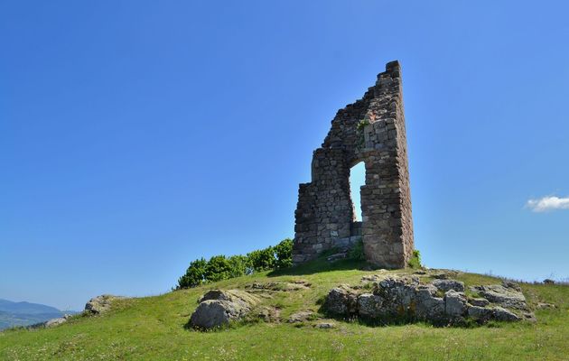 Les ruines du château de Montchal dans le Massif du Pilat! 