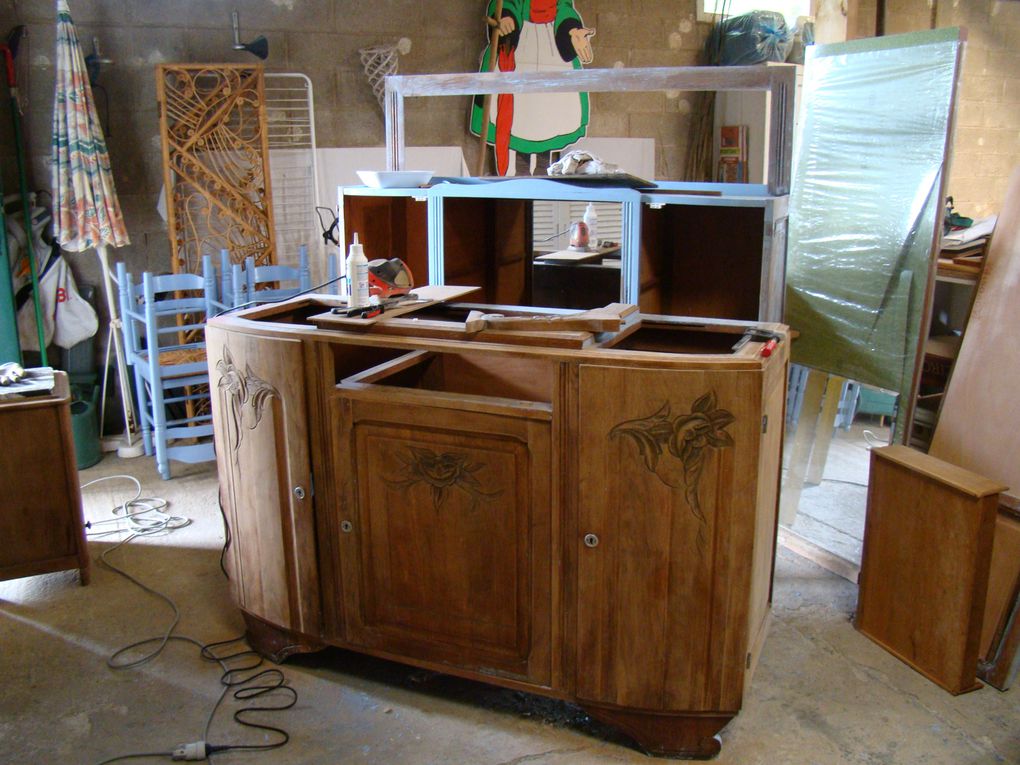 Les meubles et les objets à leur entrée dans l'atelier,....dans leur jus !