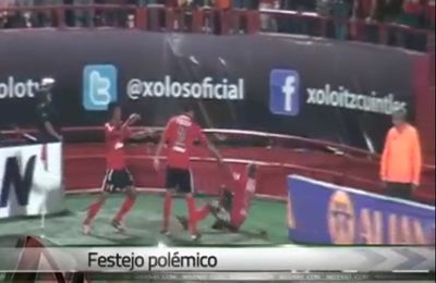 Jugador mete un gol y su compañero le 'dispara' en la cabeza en México