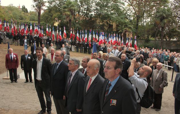 Dépot de la première pierre du mémorial de la Fnaca par Guy Darmanin, Pierre Cohen et Pierre Izard, 26 octobre 2009