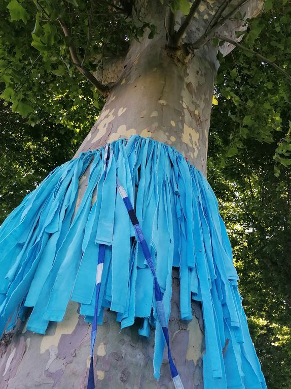 Blue shaman's tree. NatiNath installation dans le parc de l'institut