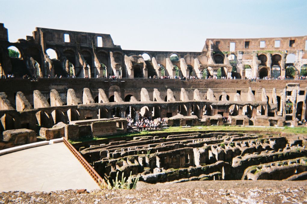 Images du voyage en Italie d'avril 2009 (3èmes A et B, 4èmes B et E).
Les photos sont publiées après demande d'autorisation à la famille. Toute réclamation doit être adressée au webmestre : tlepeut@yahoo.fr.