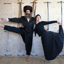 Hassidic couple teaches Yoga, at Ramat Beit Shemesh (Israël)