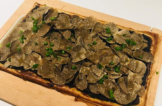 Tarte feuilletée oignon, ail noir, truffes