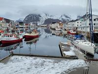 Fleur de Sel est arrivé à Tromsø, après un passage par les îles Lofoten, entourés de bateaux de pêche, nous avons continué notre route vers le Nord,avec une magnifique escale sur l'île de Senja, comme dans un lac de montagne à Senjahopen, avant d'arriver à Tromsø au milieu des voiliers de charter Ski&Voile qui emmènent des groupes faire du ski de randonnée dans les Alpes de Lyngen.