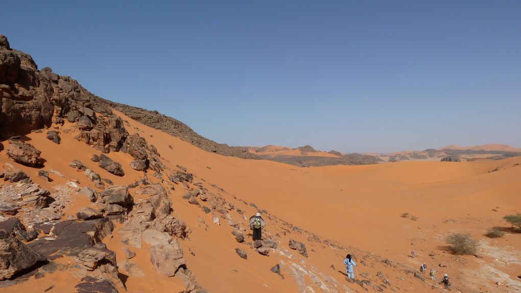 TREK D'UNE SEMAINE DANS LE MASSIF DE LA TADRART - DEFILEMENT DES COULEURS - SAHARA ALGERIEN - SUD EST (NOVEMBRE 2010)