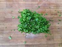 1 - Peler les pommes de terre et les couper en morceaux. Laver, sécher, épépiner les tomates et les couper en morceaux. Tailler le piment vert en petites rondelles, peler et hacher l'oignon , peler l'ail, le dégermer et le passer au presse-ail. Ciseler le persil ou la coriandre.
