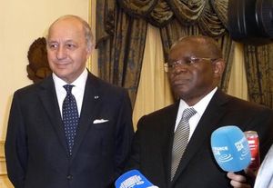 La France courtise le dictateur angolais Dos Santos au pouvoir depuis 34 ans
