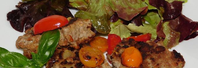 Galettes de viande et aubergines.