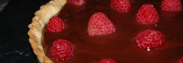 Tarte aux deux chocolats, croustillant amande et framboises