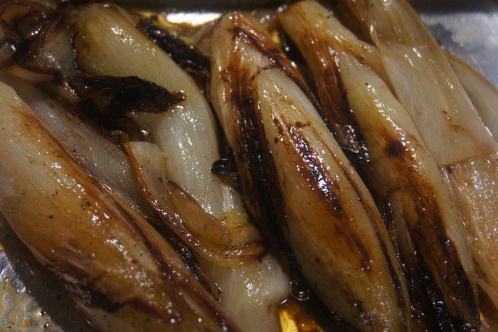 Gros plan sur les endives braisées caramélisées.