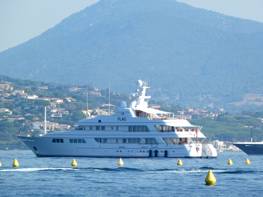 flag , au mouillage dans le golfe de Saint Tropez le 09 juillet 2022