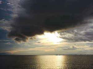 Le bateau accroché à un arbre au milieu du lac, nous admirons le coucher de soleil sur le Tonlé Sap...