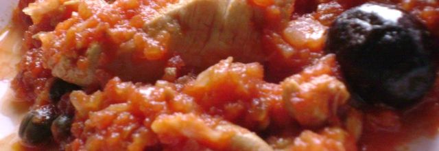 POULET EN SAUCE TOMATES AUX OLIVES ET CAPRES