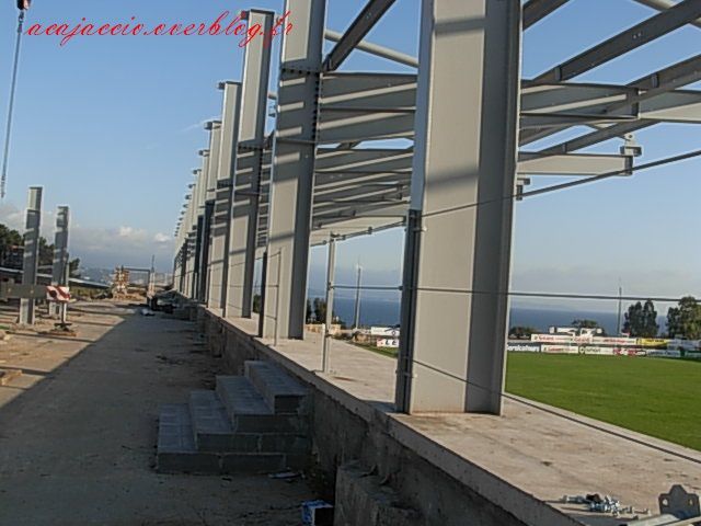 Photos de l'avancer des travaux de stade prise le jeudi 11 juin :
-Tribune JB Poli : on constate qu'il y aura un prolongement de la toiture derrière la tribune pour q'on soit à l'abri quand on rentre ou quand on sort de la tribune en cas de mauvai