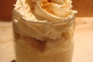 Mousse de pommes à la cannelle - chantilly et poudre de caramel