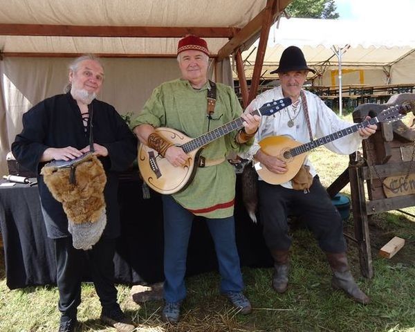Les trois larrons, le groupe de musique médiévale de la troupe moyen age des Compagnons de la Vouivre 