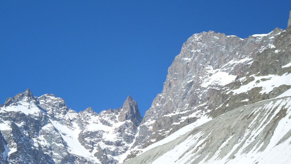 départ du parking de printemps (1800m) au dessus dAilefroide,  et montée à ski de fond (avec 1/4 de peaux) jusqu'au refuge du Pré de Mme Carle (1874m) puis jusqu'à la base du Glacier Noir (2100m), au pied du Pic Coolidge et de la Barre des Ecrins (4102m) !! un site grandiose !! et d'excellentes conditions de neige !!