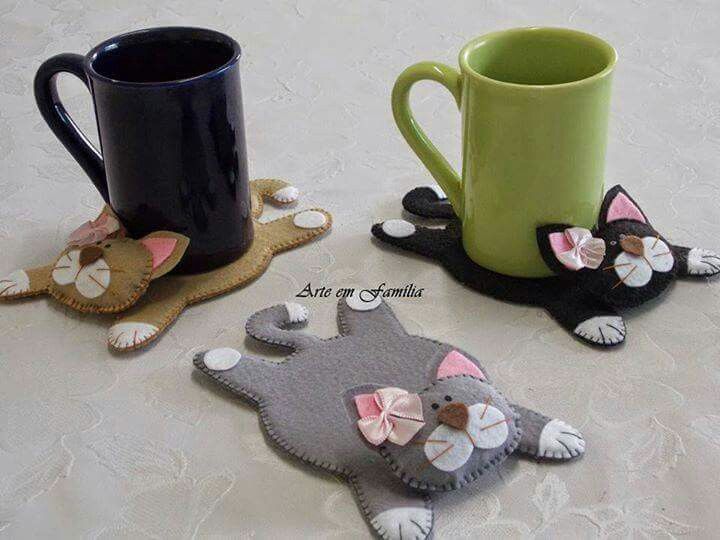 Des sous-tasses en forme de chats...