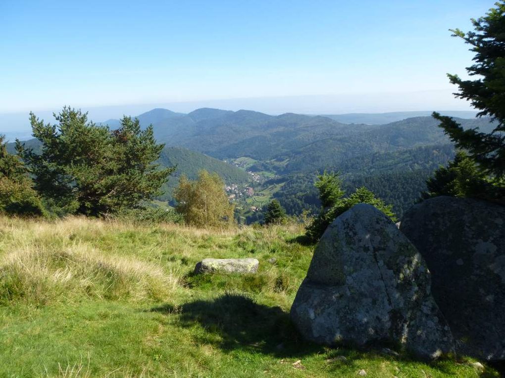 Panorama sur la vallée de Wasserbourg, Colmar, la Forêt-Noire et les Alpes suisses.