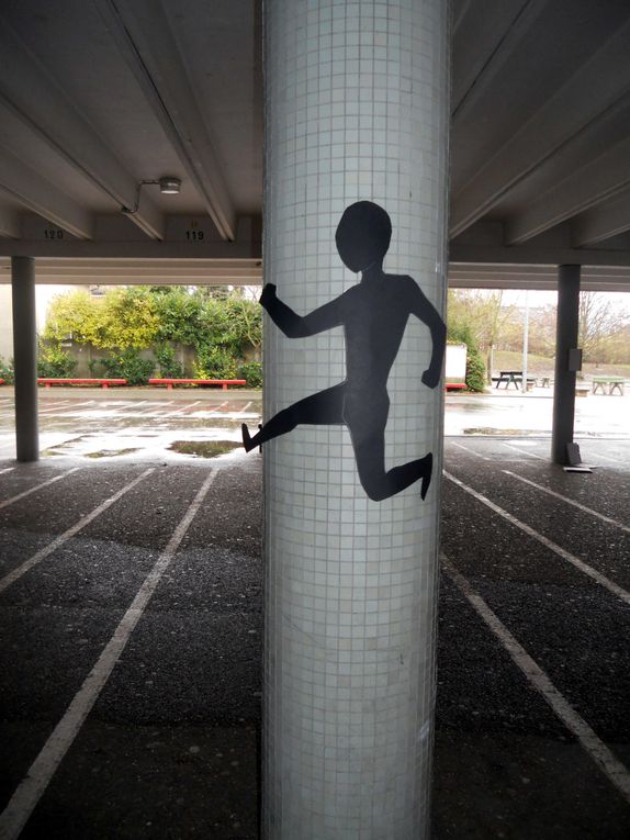 De vraies installations contemporaines qui nous racontent des histoires sur le préau du collège.