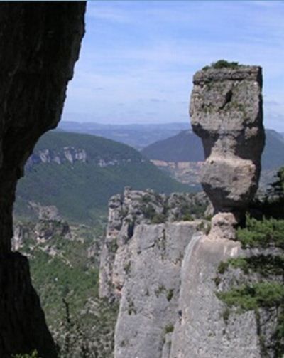 Ici vous trouvez quelques photos du magnifique parcours des Templiers, course à pied "trail", version longue (111 Km, prévu octobre 2010).
(je suis inscrit, reste plus qu'à m'entrainer tranquilement.)