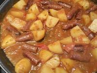 3 - Mouiller au 3/4 avec 20 cl d'eau environ, couvrir et laisser cuire environ 35 mn jusqu'à ce que les pommes de terre soient cuites en surveillant (rajouter un peu d'eau en cours de cuisson si besoin). Couper chaque merguez en 3 morceaux, les incorporer au plat en fin de cuisson, répartir dans le plat. Creuser 4 petits emplacements dans l'ojja et venir y placer les oeufs cassés, laisser cuire jusqu'à ce que les blancs soient bien pris. Saupoudrer de persil (ou coriandre) et servir de suite.