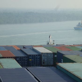 Croisement avec un porte-conteneurs pendant le demi-tour du Bougainville