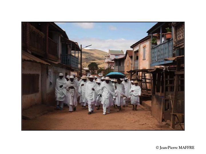 Le village de Soatanana abrite une communauté religieuse composée de fidèles qui ne s'habillent que de blanc.
