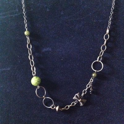 Collier court chaine marron/vert
