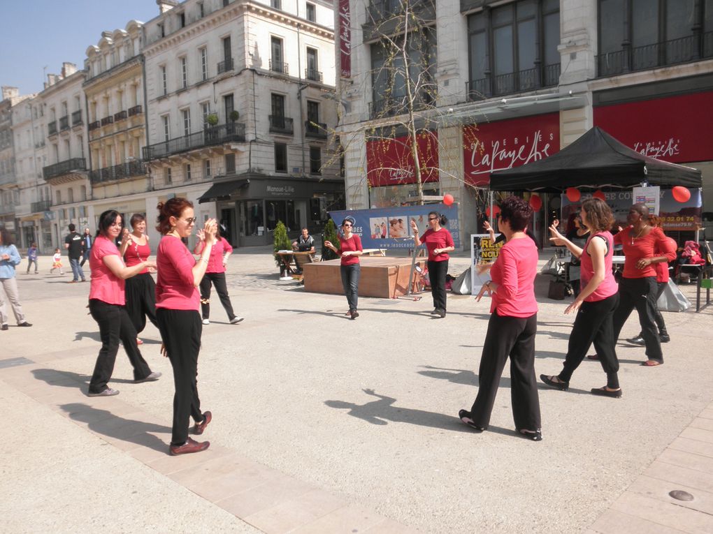 De la rue Ricard jusqu'au Marché, en rouge et et noir, Prim'ACorps suit les rythmes de ses derviches puis les percussions de Batuca Niort. Photos de Sophie!