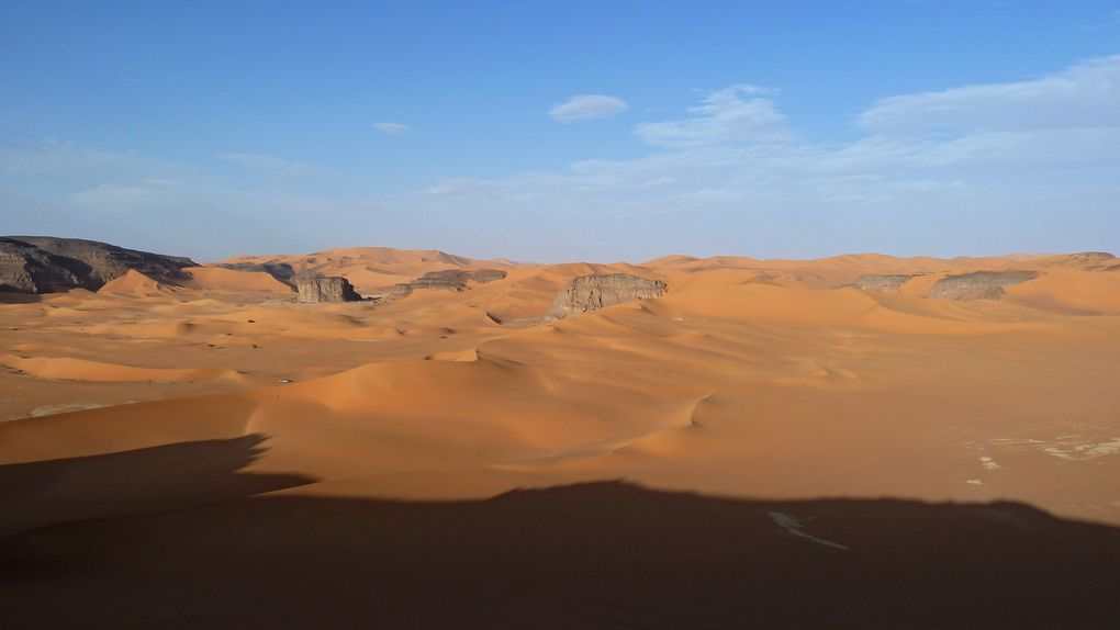 TREK D'UNE SEMAINE DANS LE MASSIF DE LA TADRART - DEFILEMENT DES COULEURS - SAHARA ALGERIEN - SUD EST (NOVEMBRE 2010)