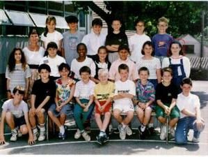 Photo de classe du CM2 à l'école primaire Jean Jaurès de LA QUEUE EN BRIE (94) en 1991/92